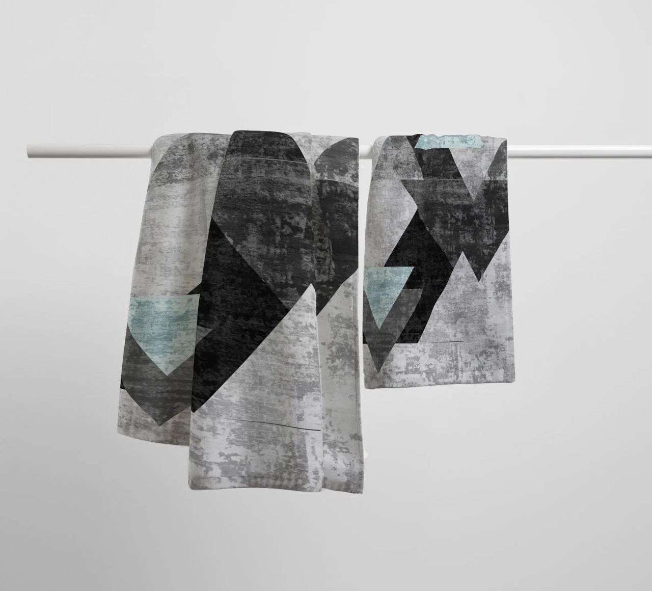 abstract geometric overlapping triangles serviette de bain de vintageshop