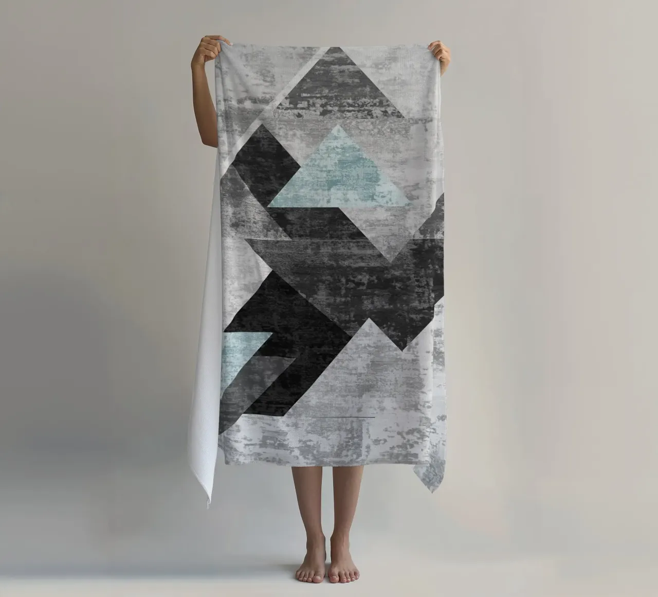 abstract geometric overlapping triangles serviette de plage de vintageshop