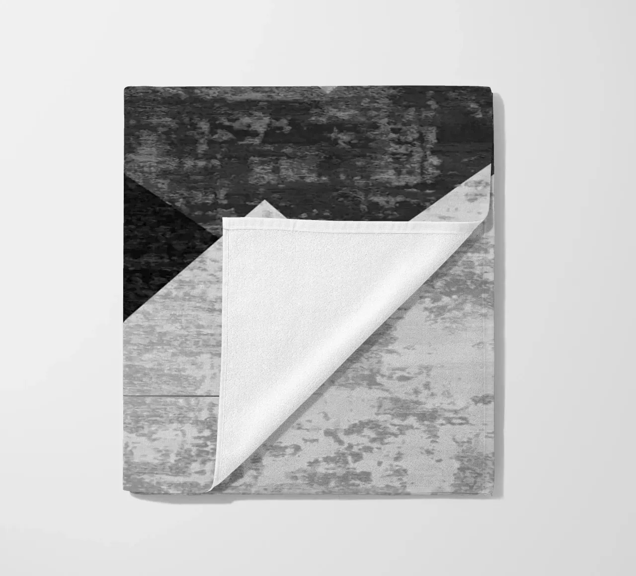 abstract geometric overlapping triangles serviette de plage de vintageshop