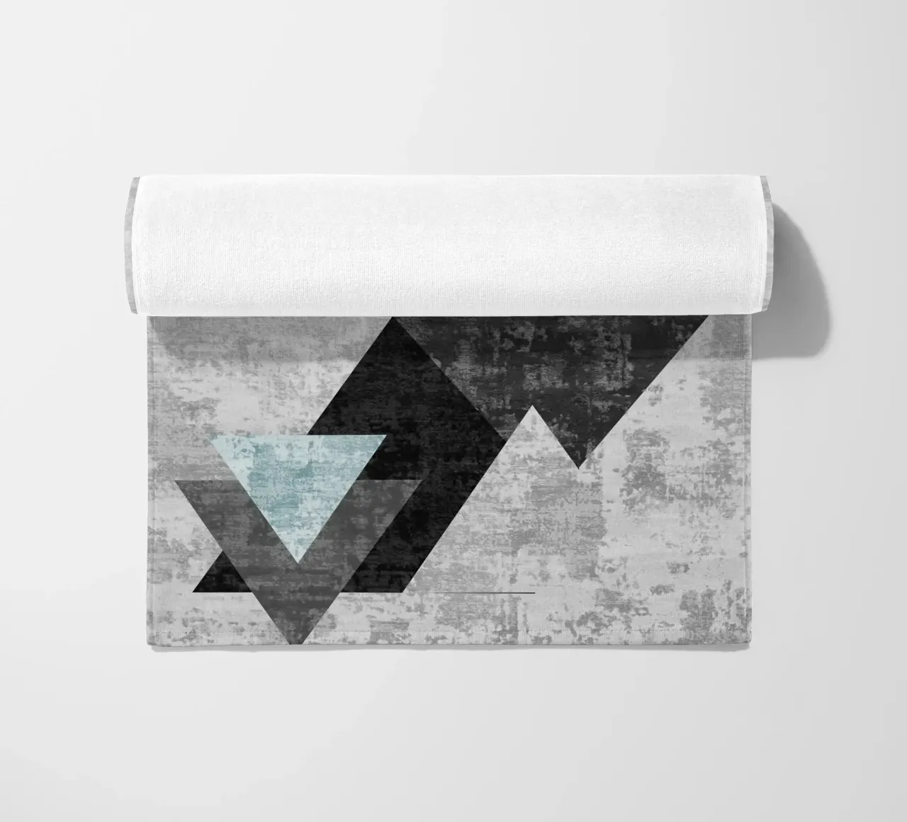 abstract geometric overlapping triangles serviette de plage de vintageshop