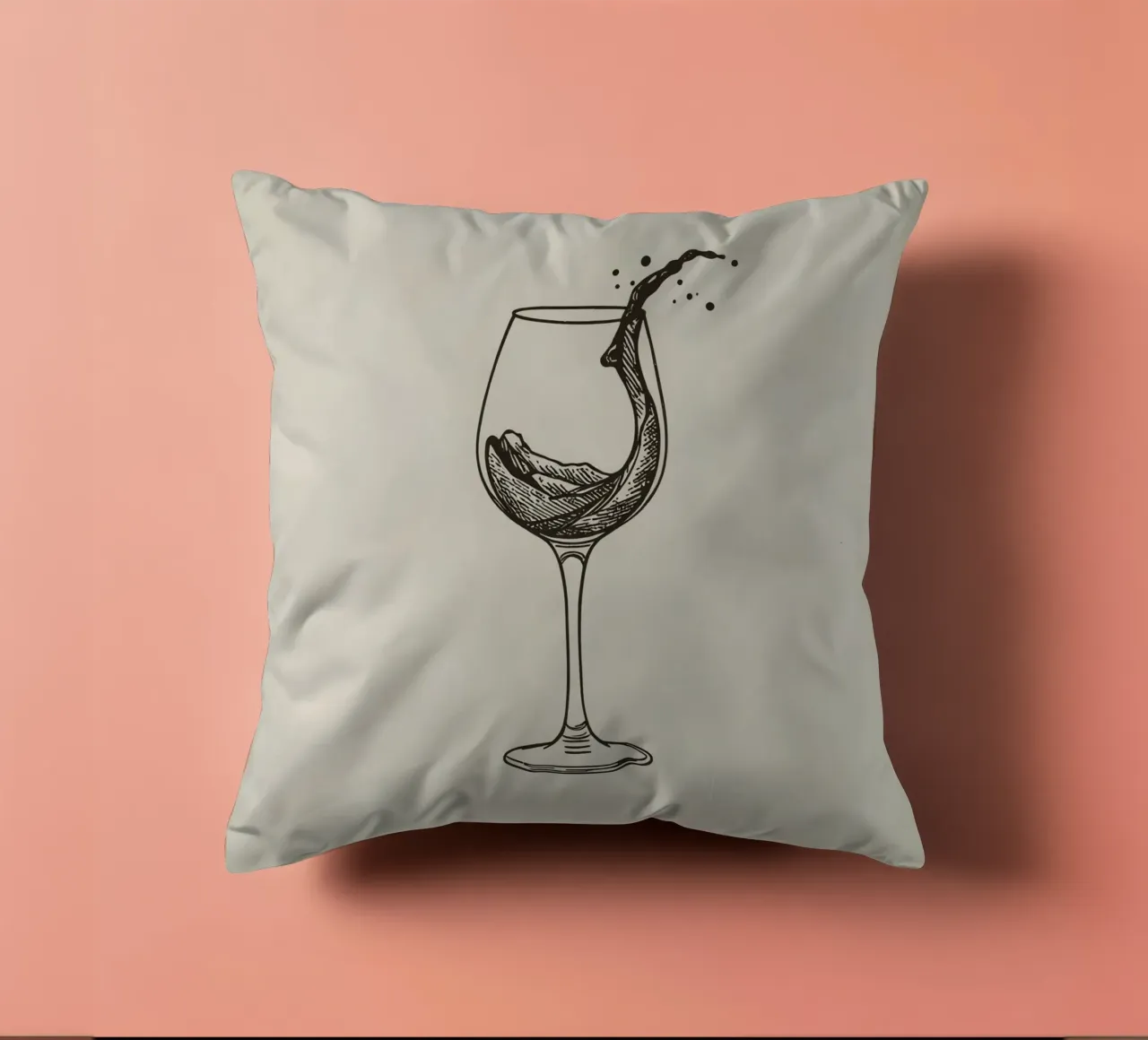 verre à vin avec éclaboussure de liquide sur fond beige coussin de DesignDoodle