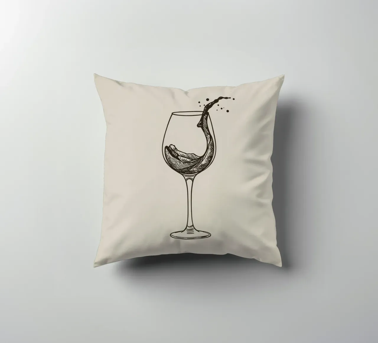 verre à vin avec éclaboussure de liquide sur fond beige coussin de DesignDoodle