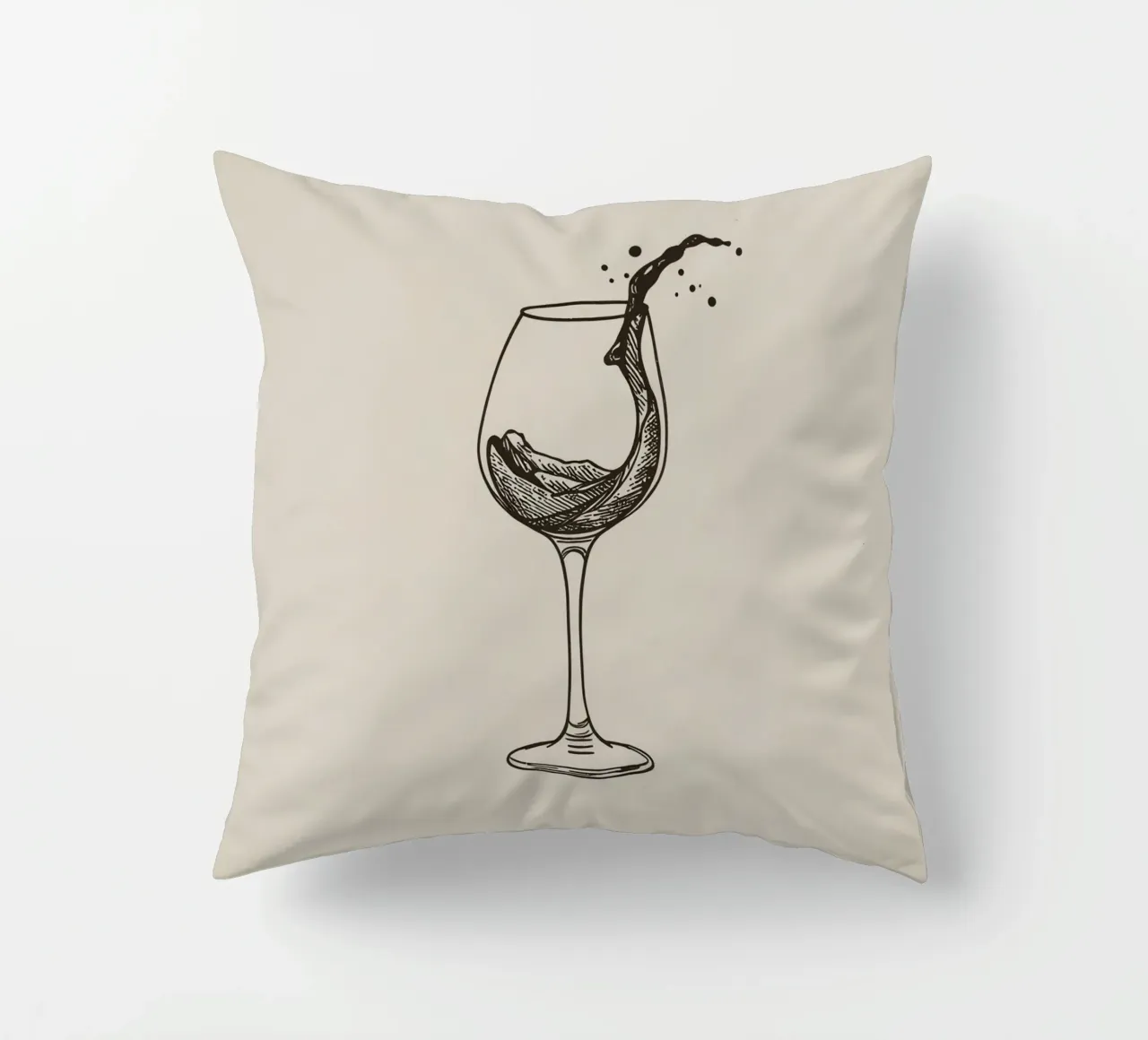 verre à vin avec éclaboussure de liquide sur fond beige coussin de DesignDoodle