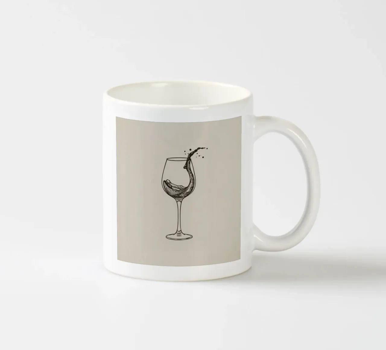 Weinglas mit spritzender Flüssigkeit auf beigem Hintergrund Keramik Tasse von DesignDoodle