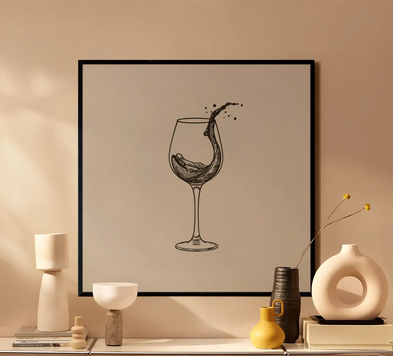 Weinglas mit spritzender Flüssigkeit auf beigem Hintergrund Hahnemühle von DesignDoodle