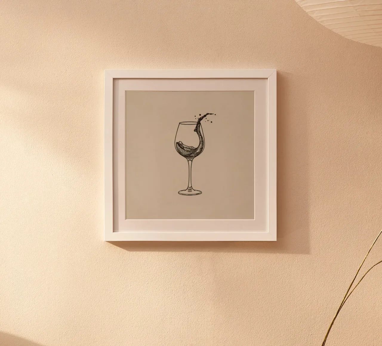 Weinglas mit spritzender Flüssigkeit auf beigem Hintergrund Hahnemühle von DesignDoodle