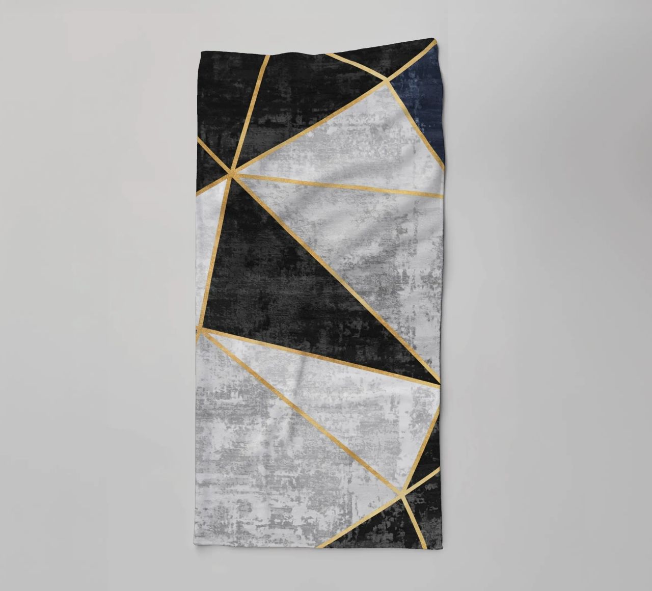 abstract triangles with golden lines asciugamano da bagno da vintageshop