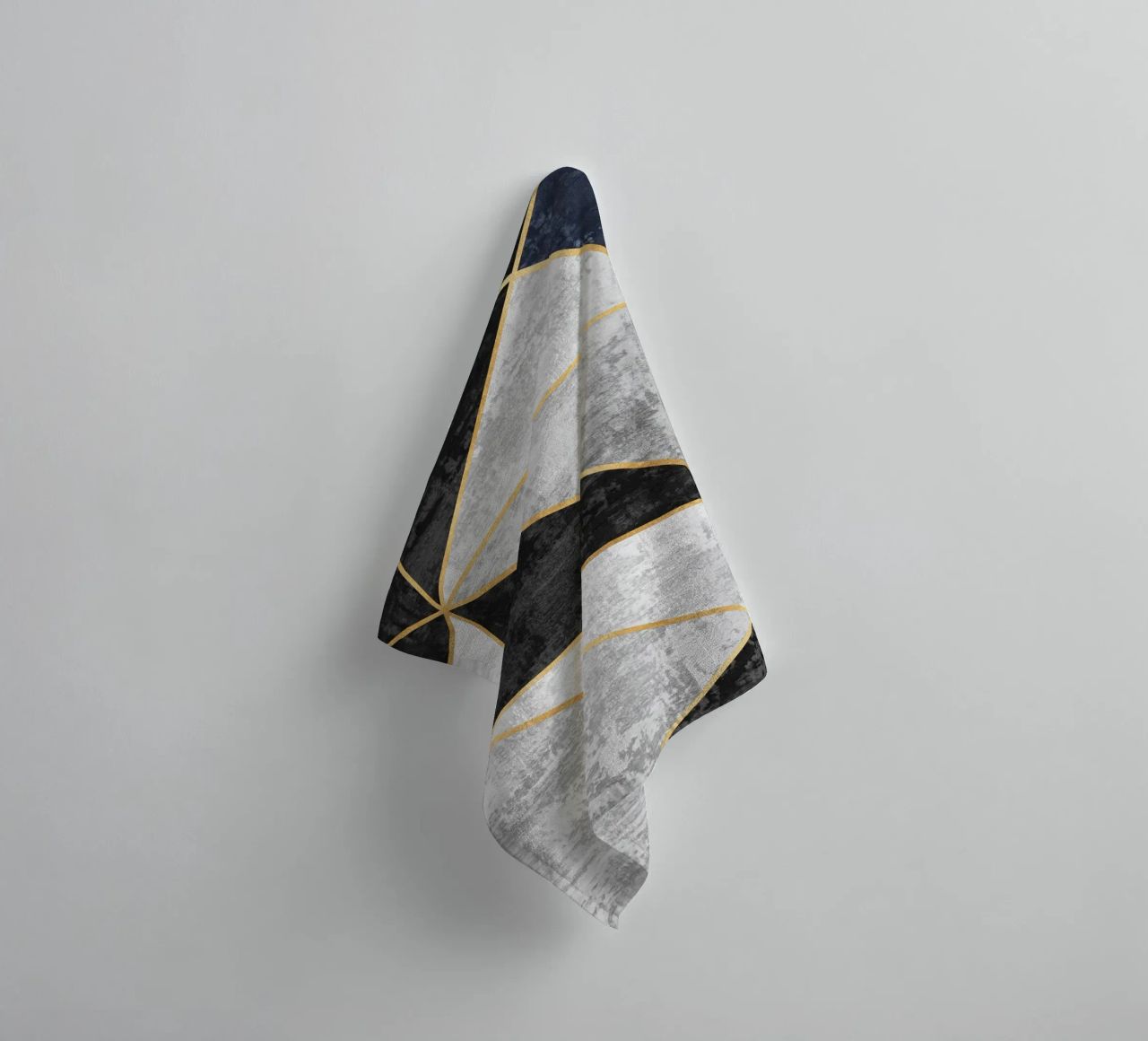 abstract triangles with golden lines asciugamano da bagno da vintageshop