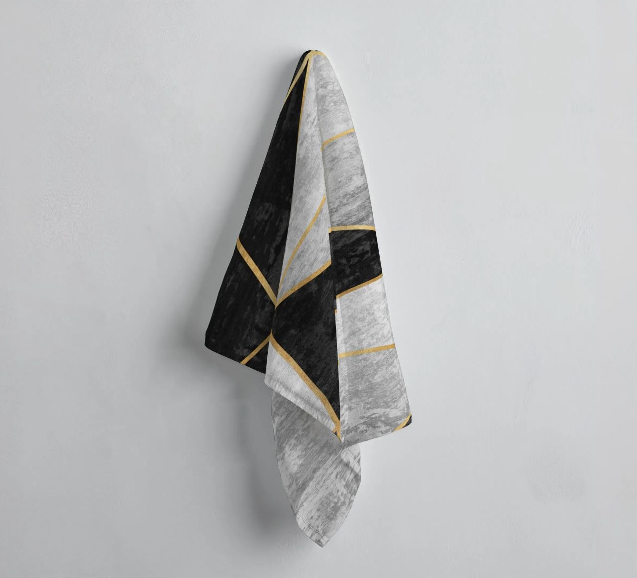 abstract triangles with golden lines asciugamano da bagno da vintageshop