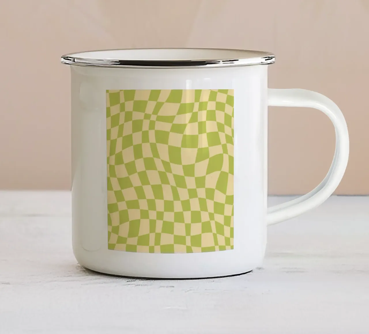 Scacchiera ondulata color chartreuse e beige tazza in smalto da Little Dean