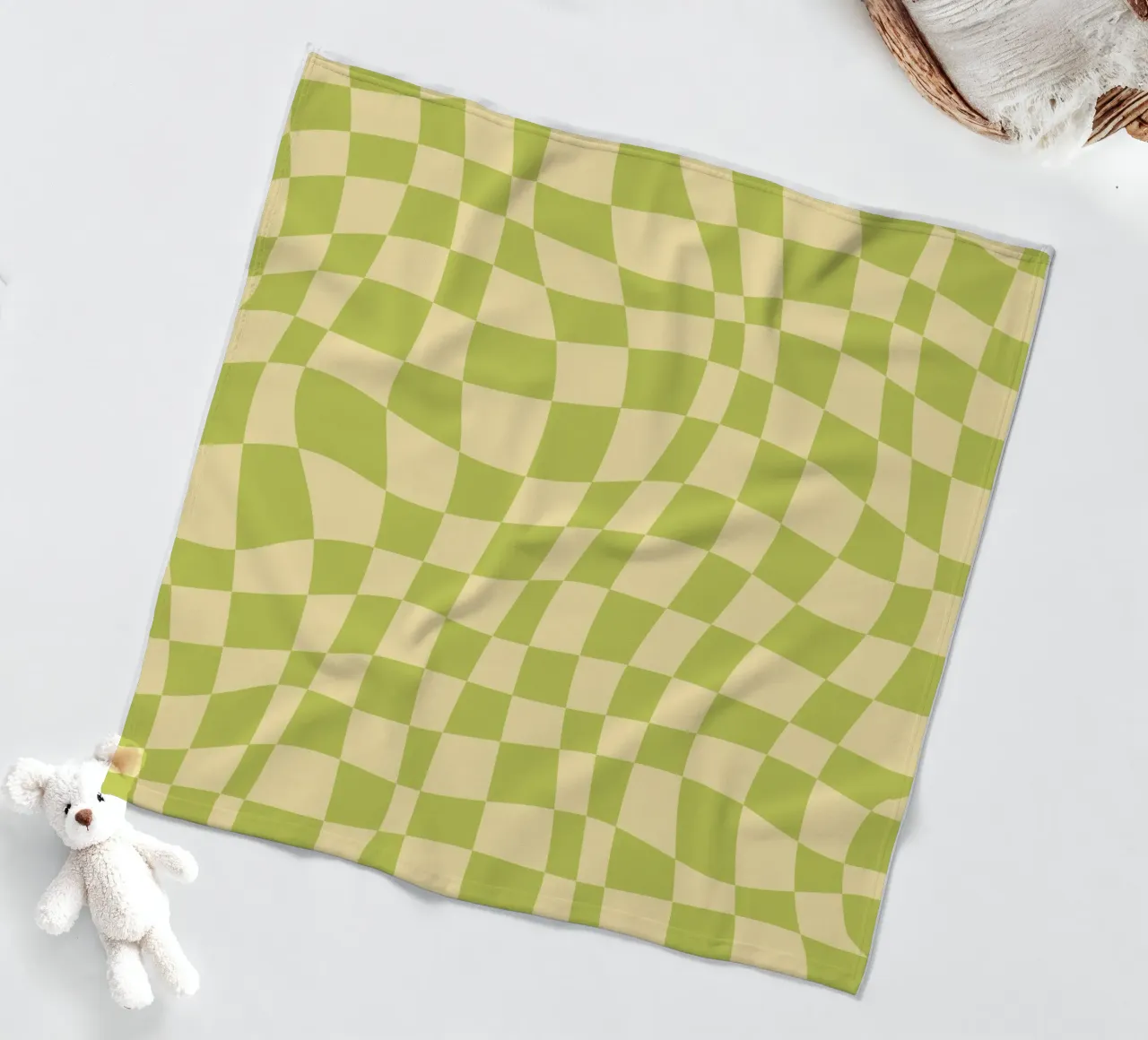 Scacchiera ondulata color chartreuse e beige coperta in pile da Little Dean