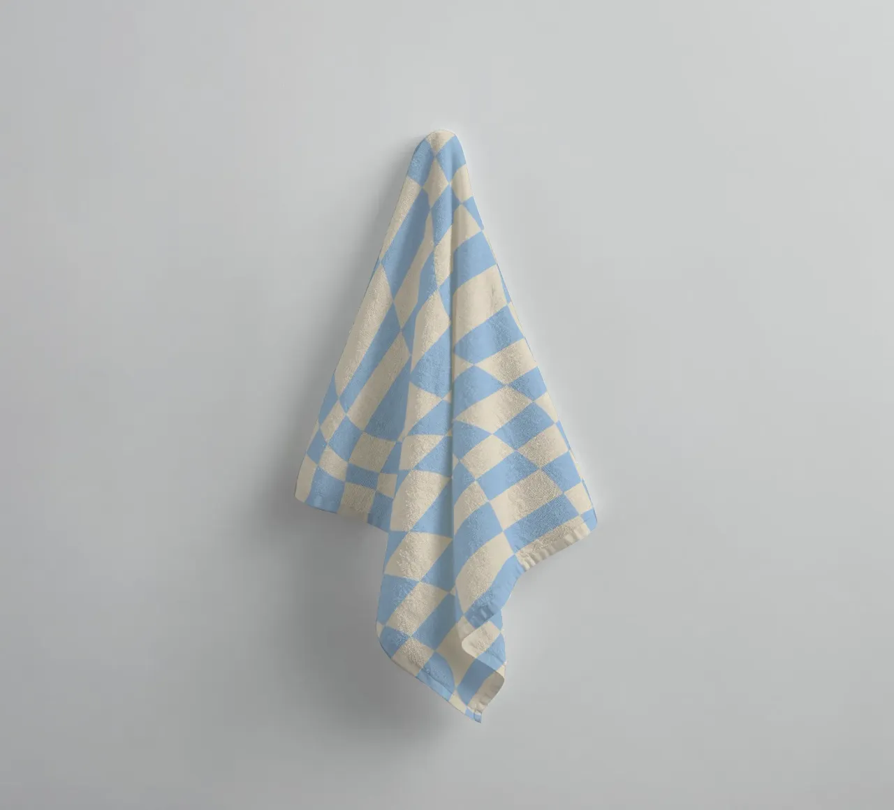 Golvende ruit in babyblauw en beige badhanddoek van Little Dean