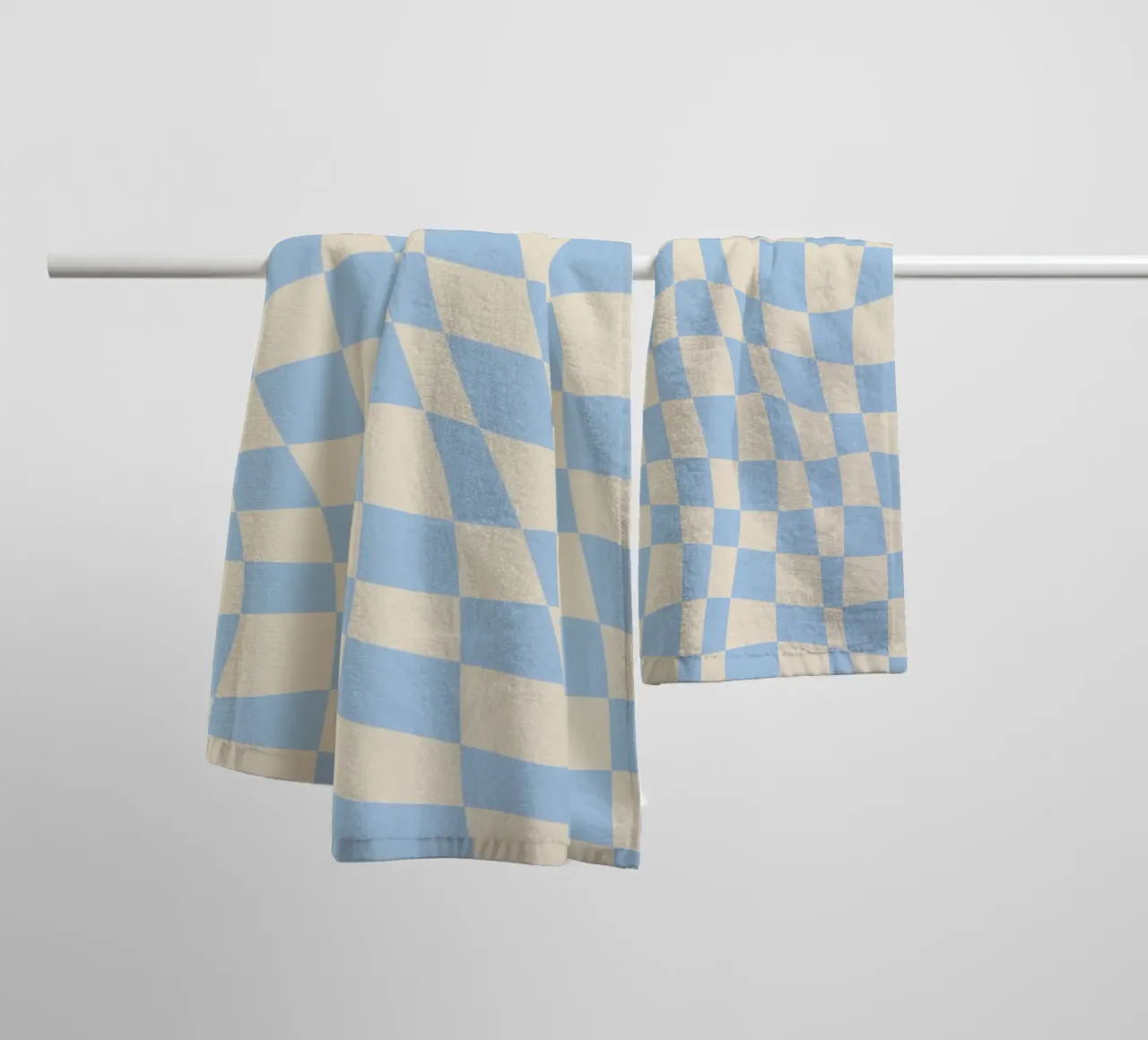 Golvende ruit in babyblauw en beige badhanddoek van Little Dean