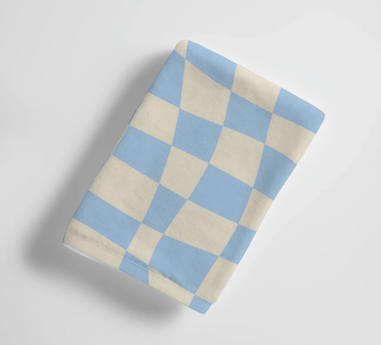 Golvende ruit in babyblauw en beige badhanddoek van Little Dean