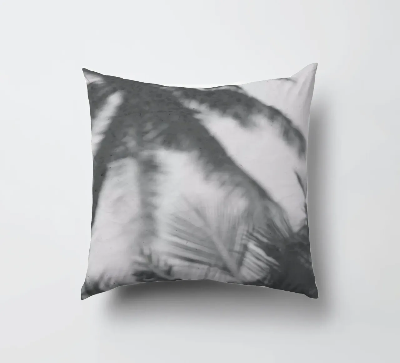 Palms On The Beach cuscino da Studio Nahili