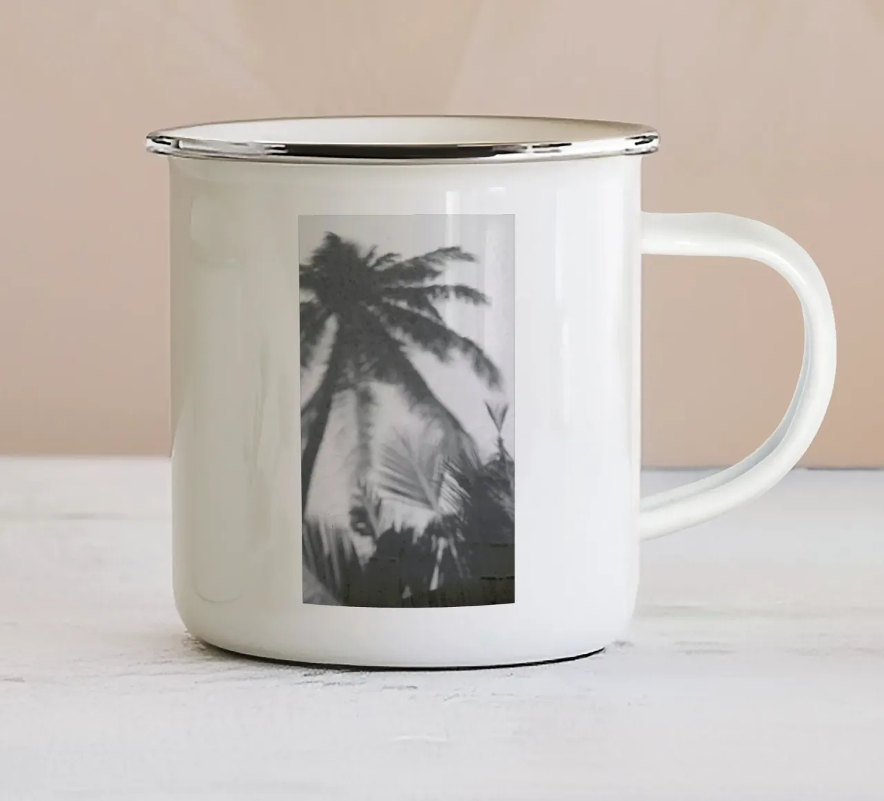 Palms On The Beach tazza in smalto da Studio Nahili