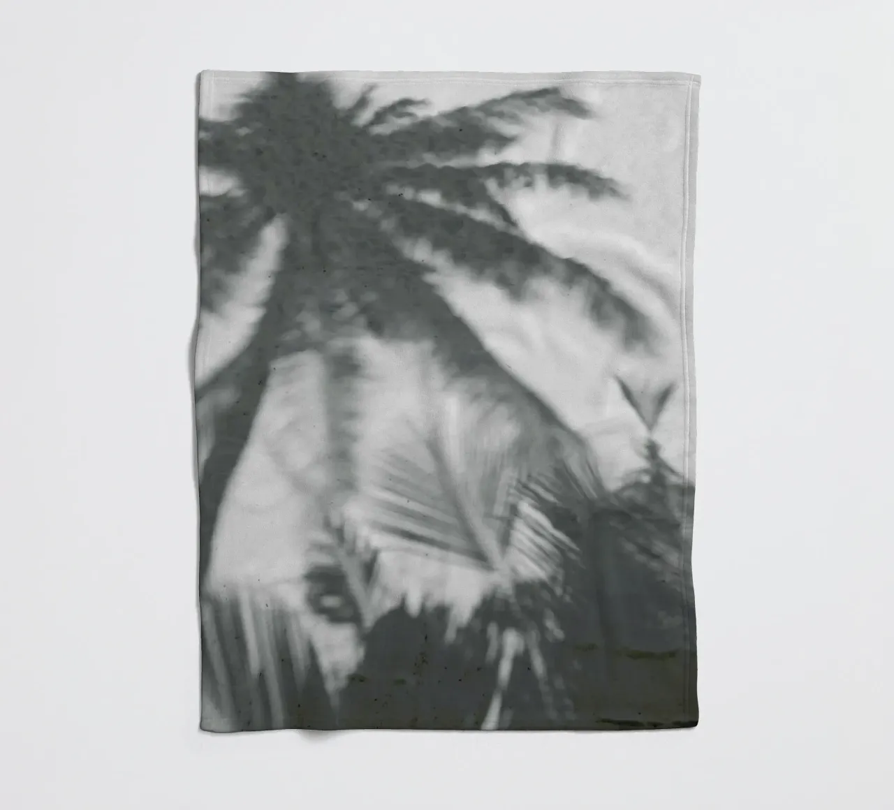 Palms On The Beach coperta in pile da Studio Nahili