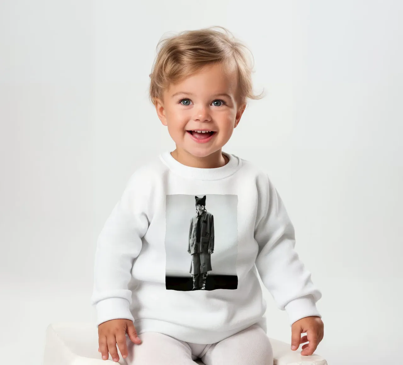 Ausgefallenes Modeporträt in Graustufen Baby Sweatshirt von Vintage explorer