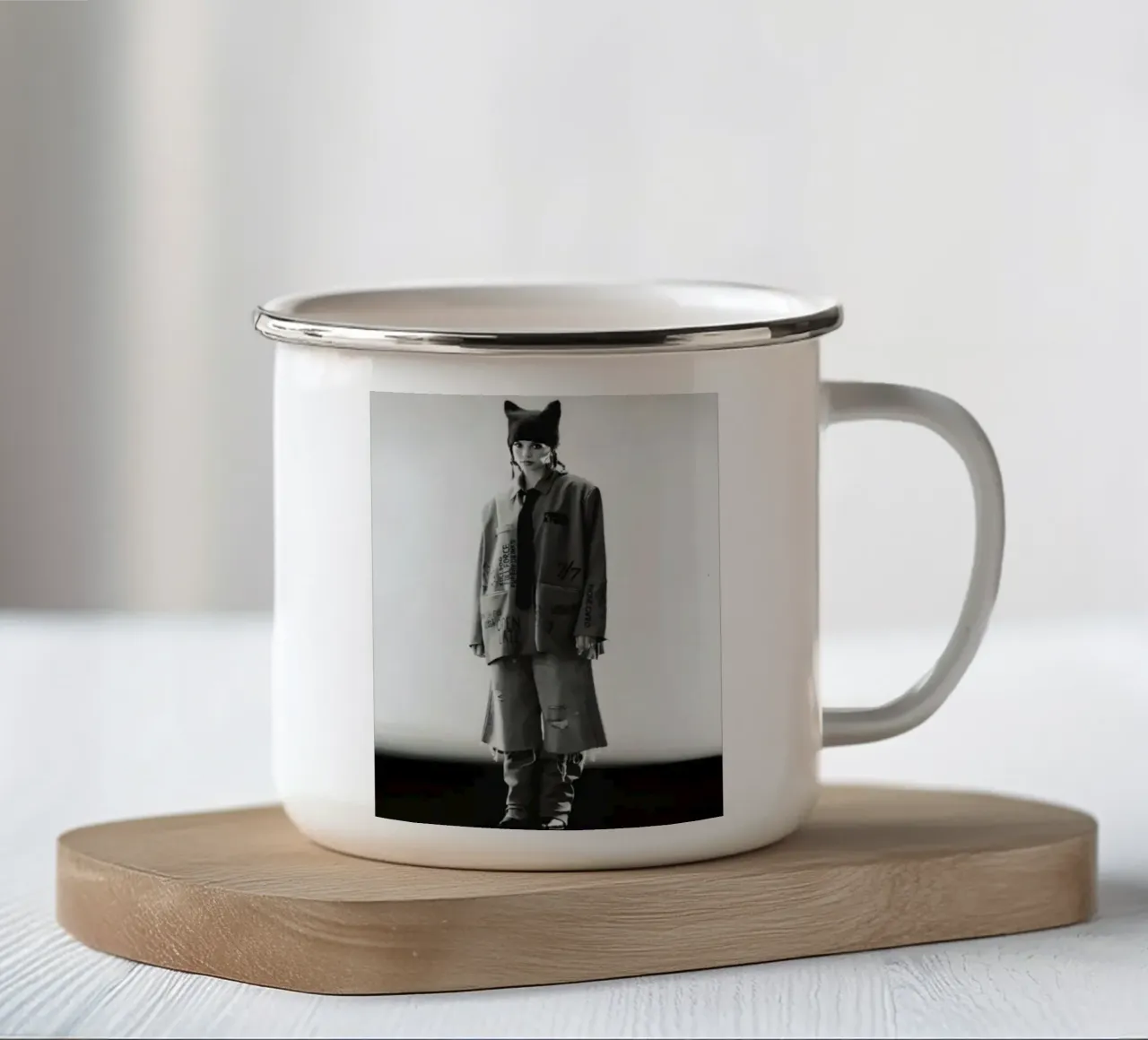 Ausgefallenes Modeporträt in Graustufen Emaille Tasse von Vintage explorer
