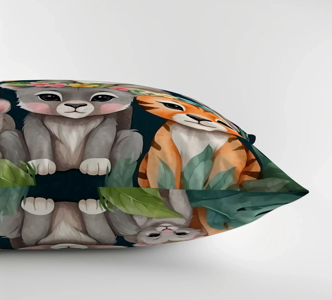 Mignon groupe d'animaux de dessins animés portant des couronnes de fleurs coussin de DesignDoodle