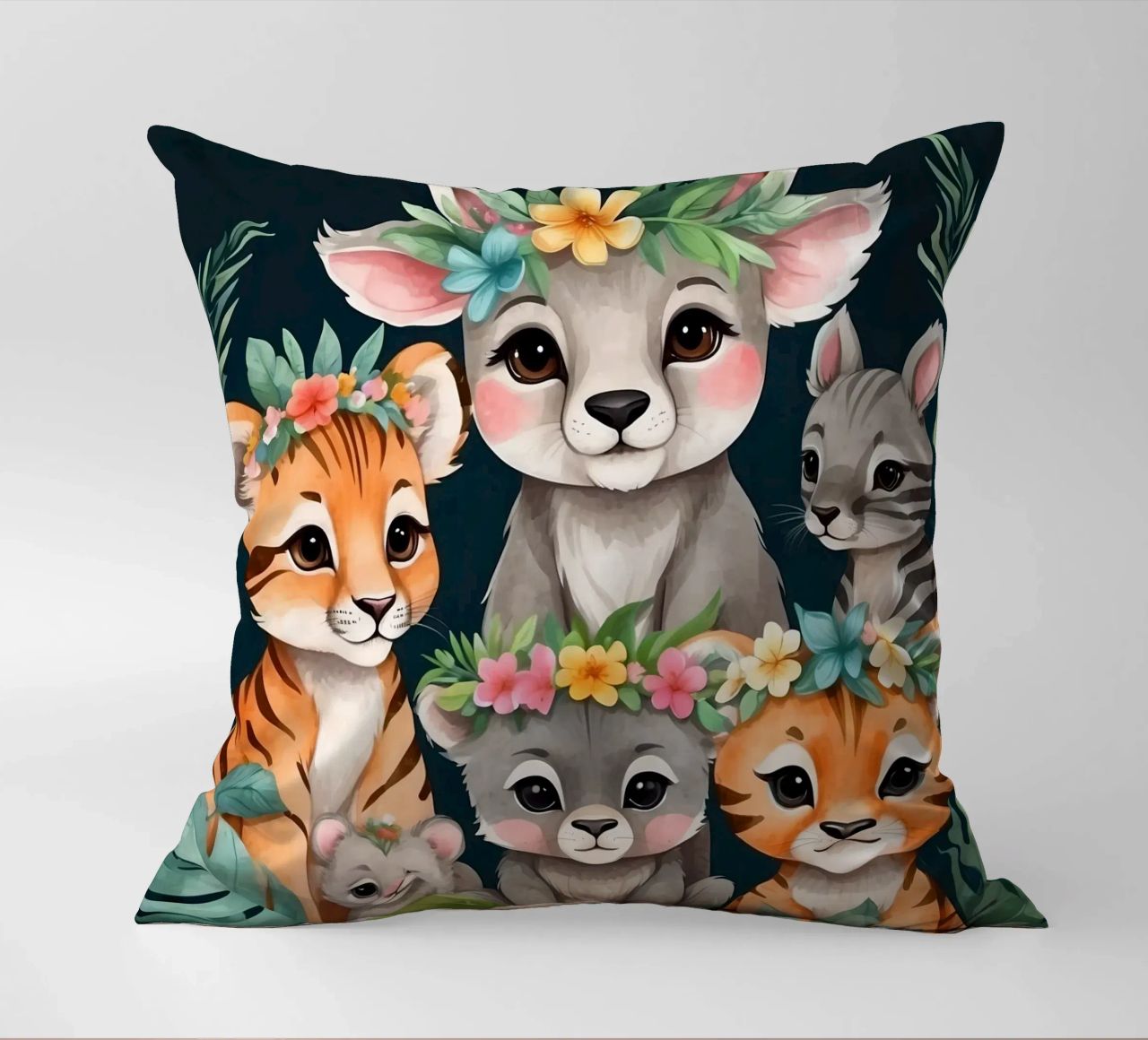 Mignon groupe d'animaux de dessins animés portant des couronnes de fleurs coussin de DesignDoodle