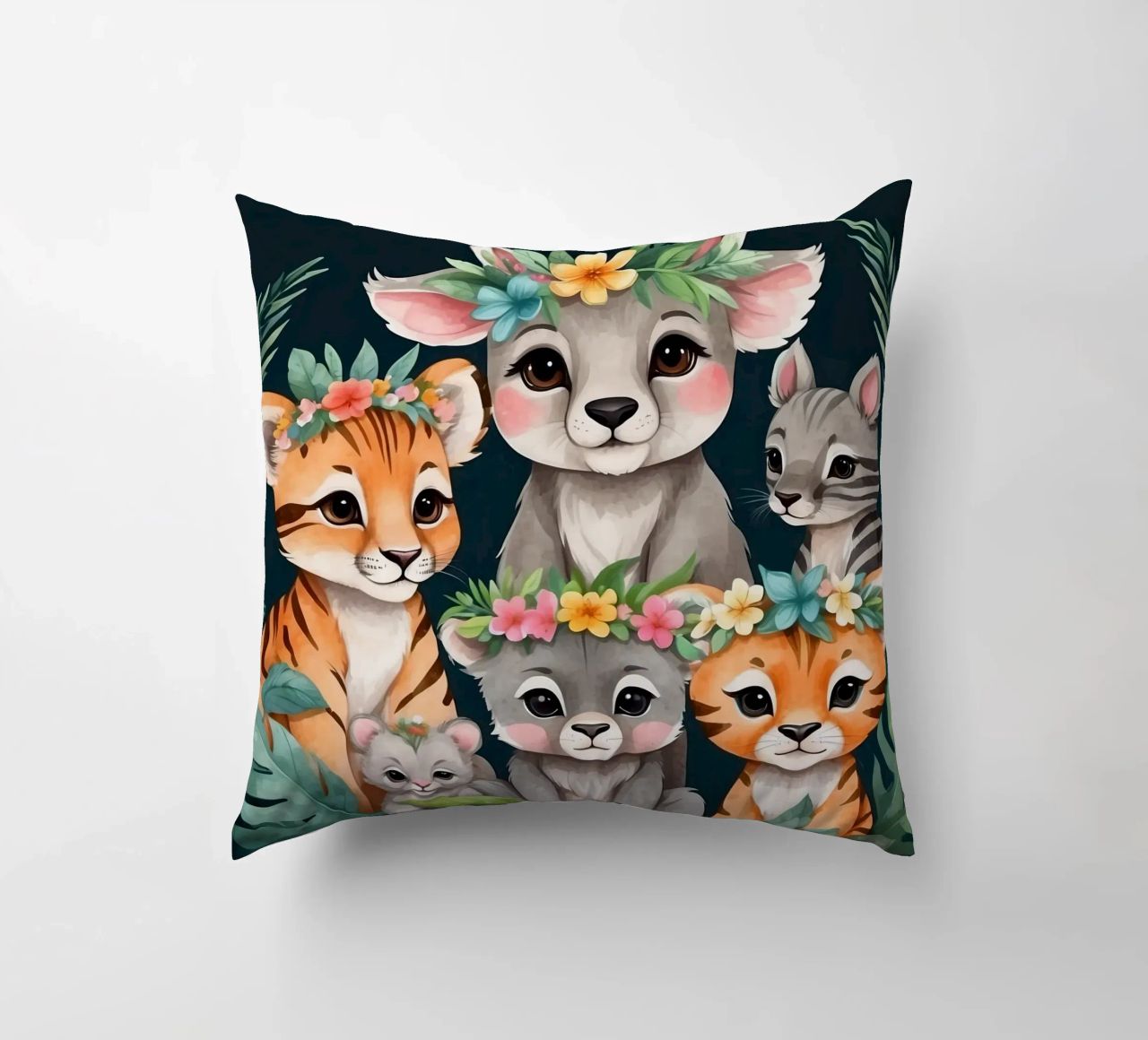 Mignon groupe d'animaux de dessins animés portant des couronnes de fleurs coussin de DesignDoodle