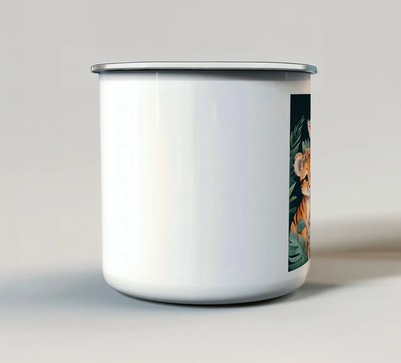 Simpatico gruppo di animali dei cartoni animati che indossano corone di fiori tazza in smalto da DesignDoodle