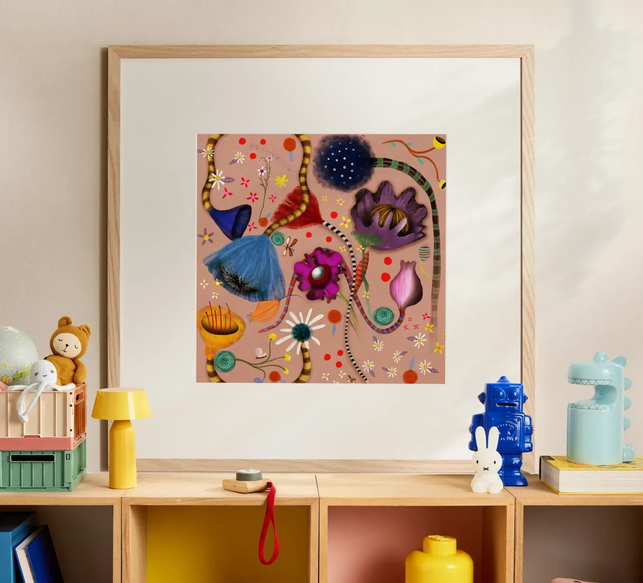 Arte floreale con sfondo pesca capriccio botanico margherite poster con telaio in legno da Ruth Fitta-Schulz