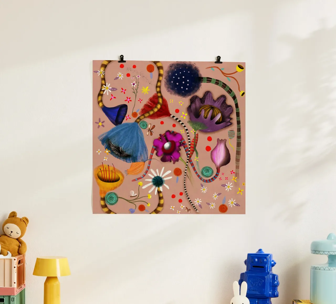 Arte floreale con sfondo pesca capriccio botanico margherite poster con telaio in legno da Ruth Fitta-Schulz