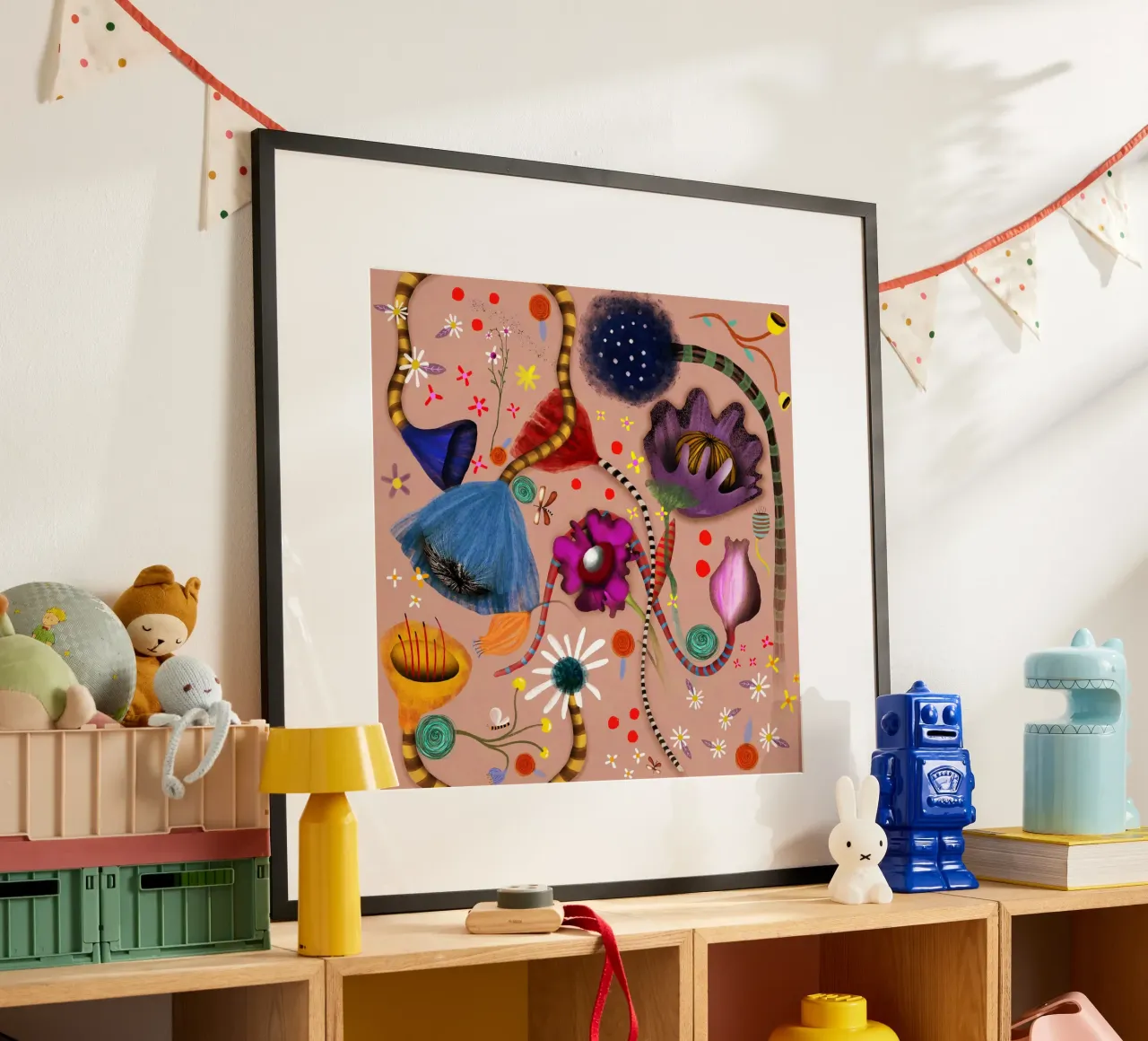 Arte floreale con sfondo pesca capriccio botanico margherite poster con telaio in legno da Ruth Fitta-Schulz