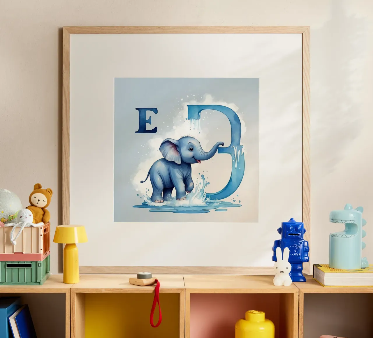 Mignon éléphant bleu s'éclaboussant près de la lettre E poster avec cadre en plastique de DesignDoodle