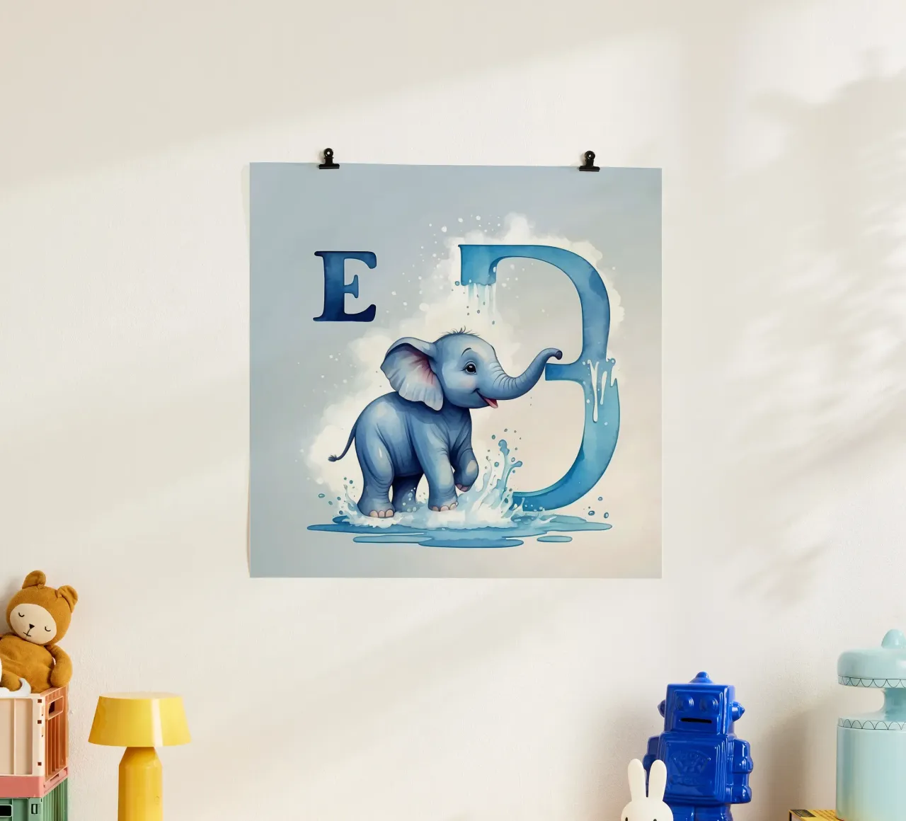 Mignon éléphant bleu s'éclaboussant près de la lettre E poster avec cadre en plastique de DesignDoodle