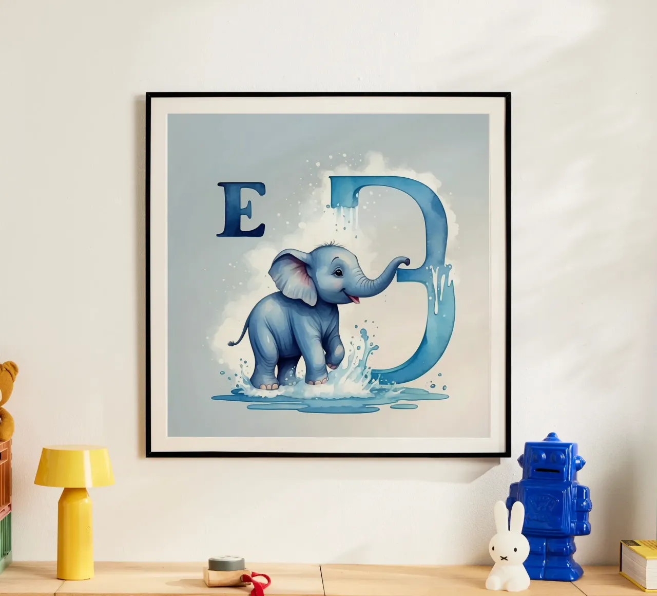 Mignon éléphant bleu s'éclaboussant près de la lettre E poster avec cadre en plastique de DesignDoodle
