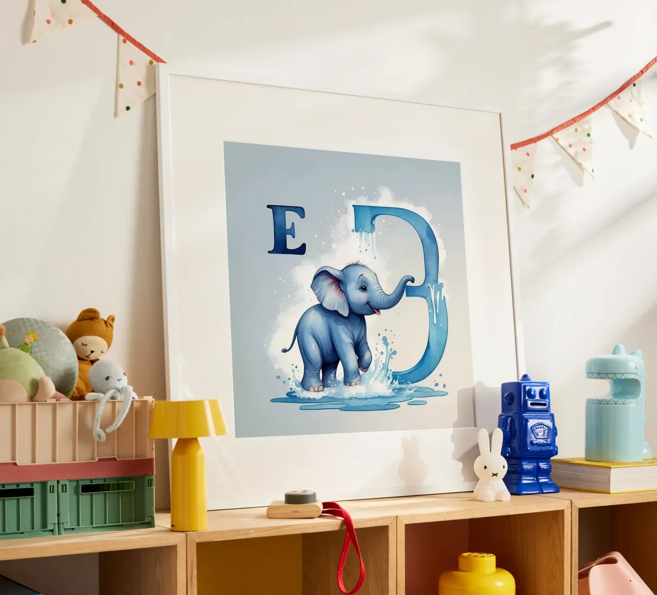 Mignon éléphant bleu s'éclaboussant près de la lettre E poster avec cadre en plastique de DesignDoodle