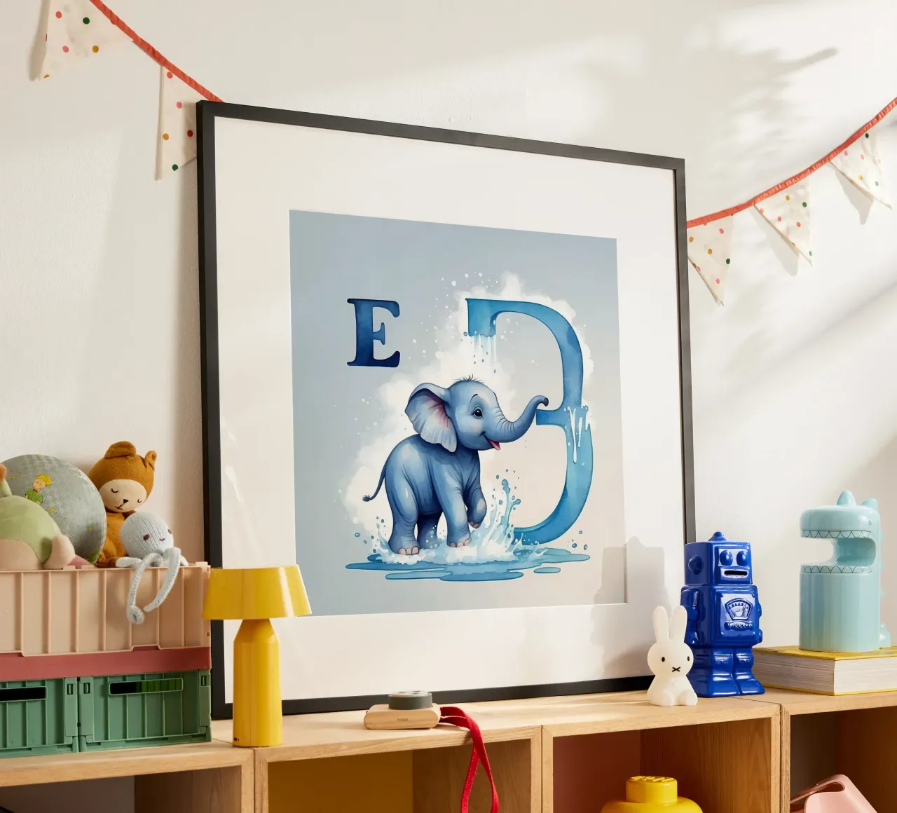 Mignon éléphant bleu s'éclaboussant près de la lettre E poster avec cadre en plastique de DesignDoodle