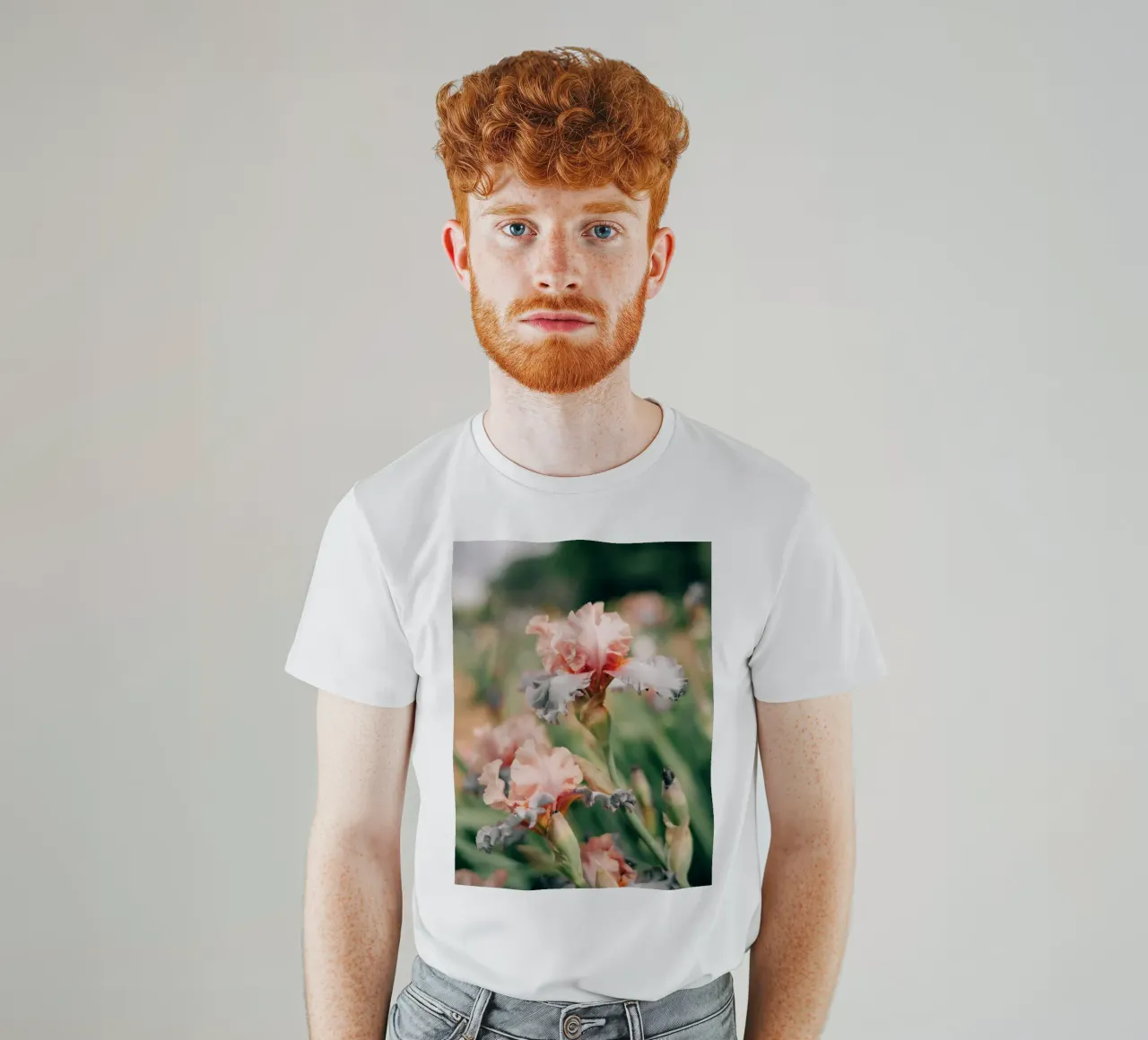 fiori di iris t-shirt da Earthly Visions