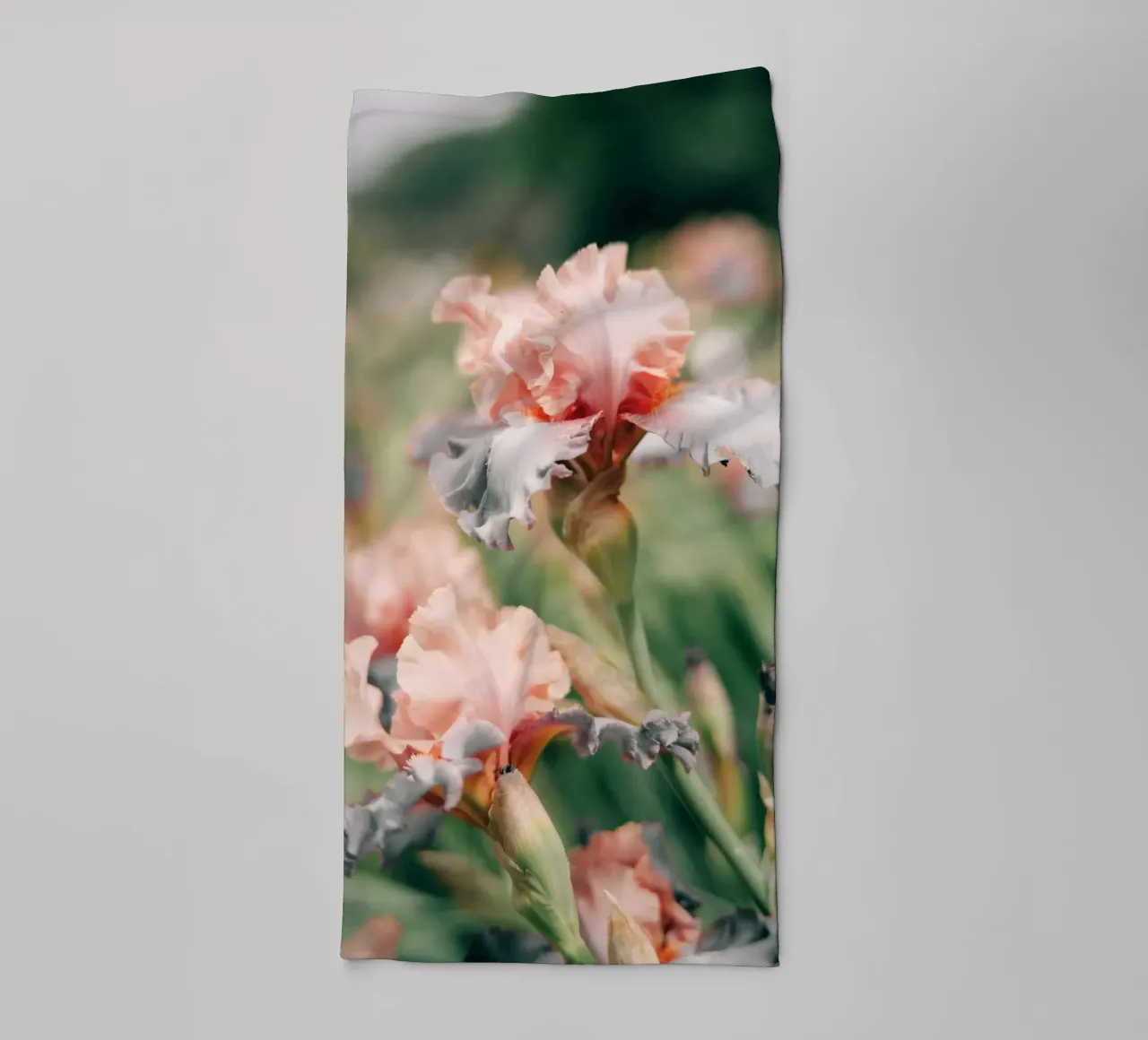 fiori di iris asciugamano da bagno da Earthly Visions