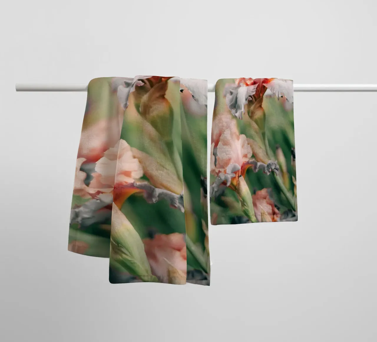 fiori di iris asciugamano da bagno da Earthly Visions
