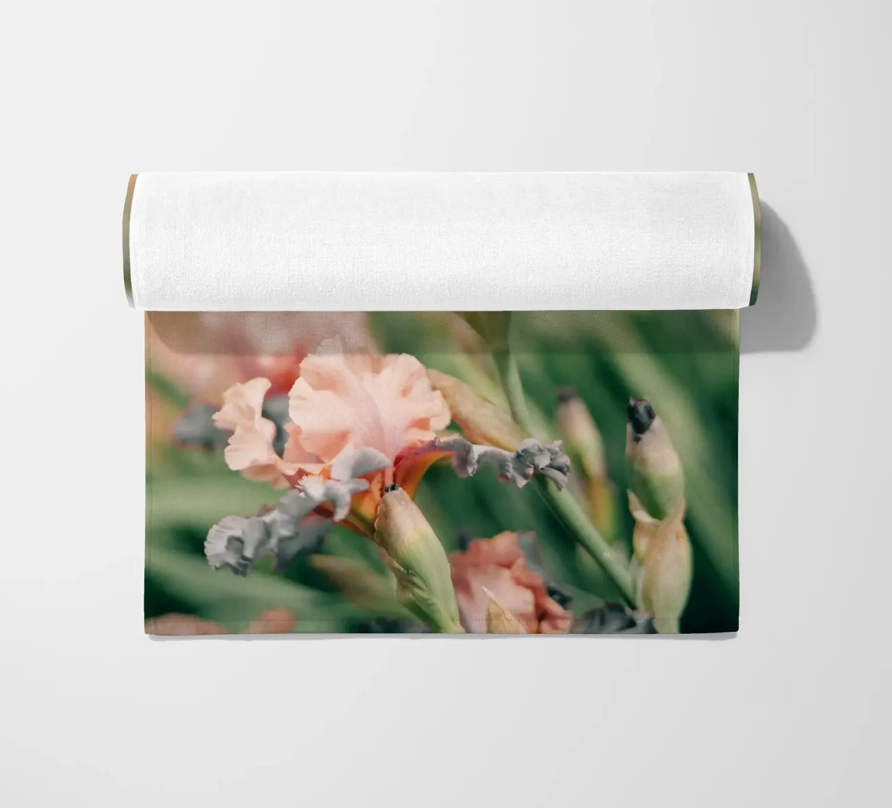 fiori di iris telo mare da Earthly Visions