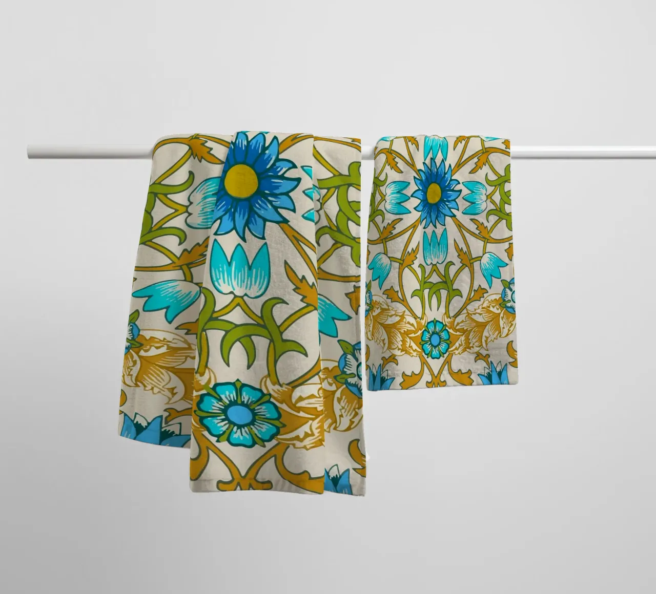 Modello di ornamento floreale d'epoca - Arti e Mestieri Blu e Oro asciugamano da bagno da ClubArt