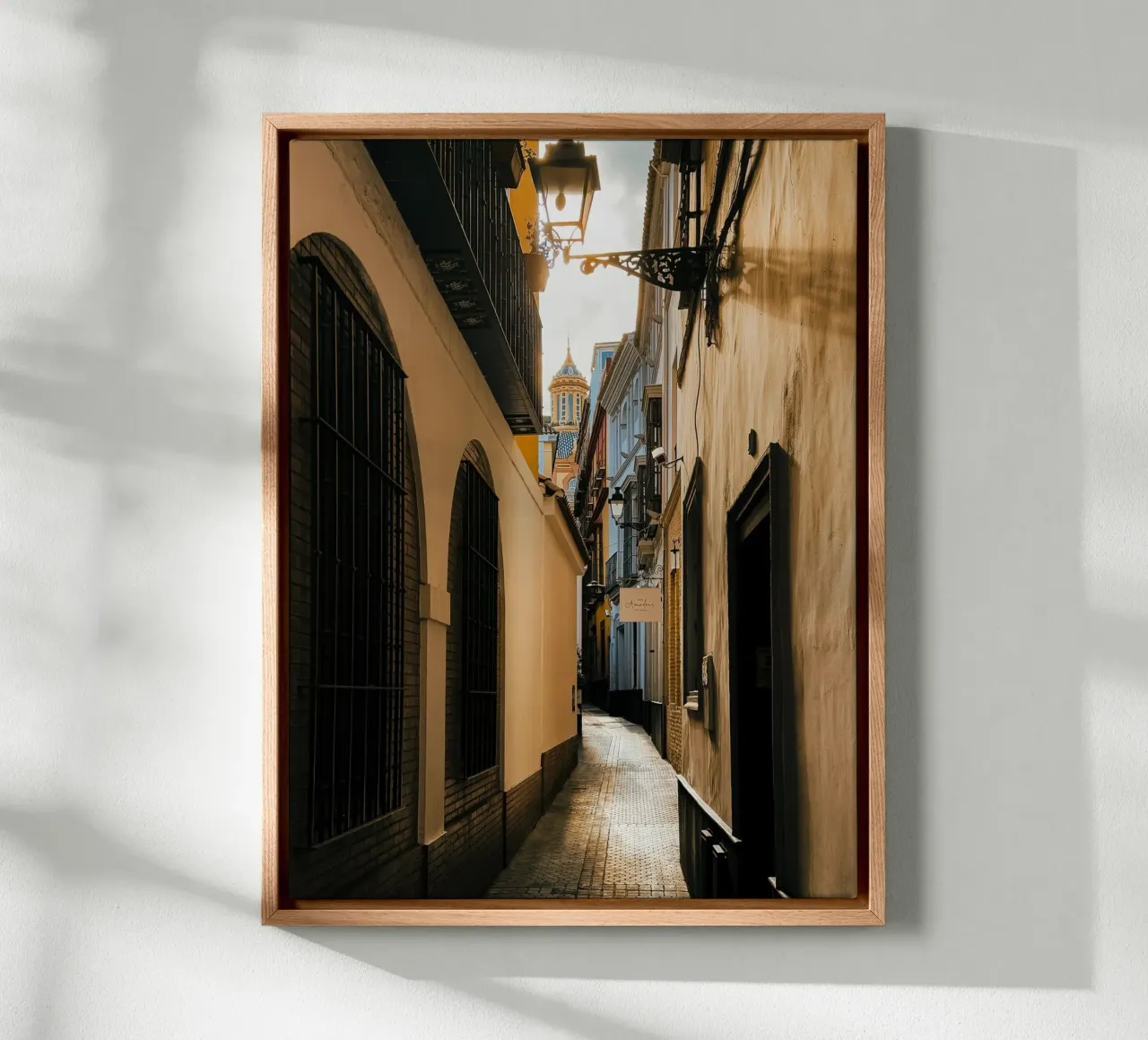 Schmale Gasse in Sevilla Leinwand mit Schattenfugenrahmen von Thilo Grøsch