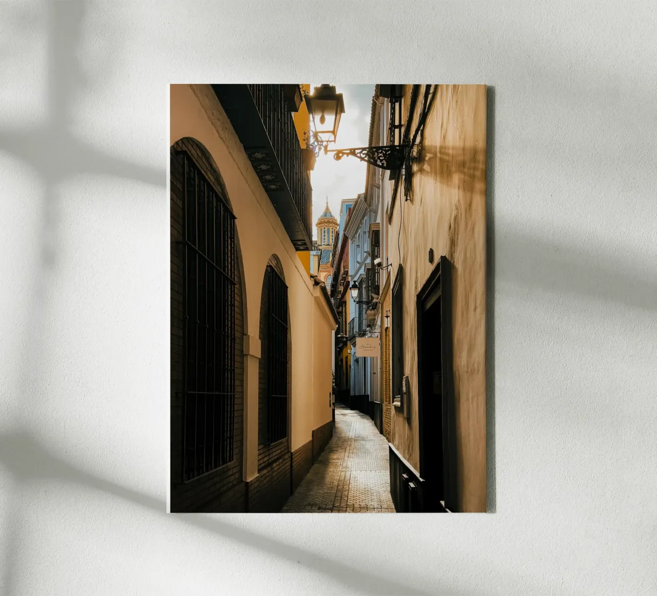 Schmale Gasse in Sevilla Leinwand mit Schattenfugenrahmen von Thilo Grøsch