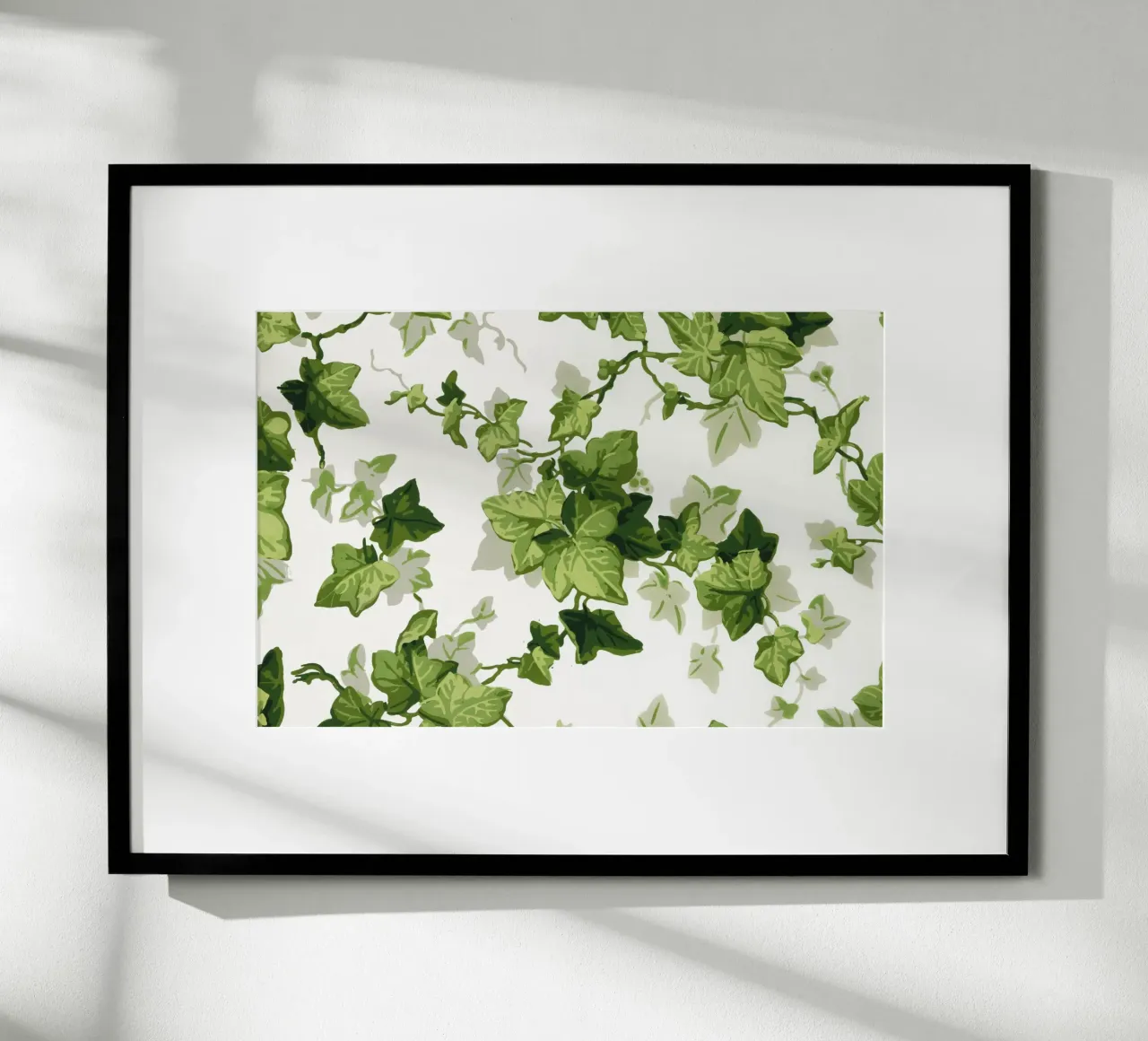 Modello di foglie di edera attorcigliate - Botanica verde vintage (1840) poster con telaio in plastica da ClubArt