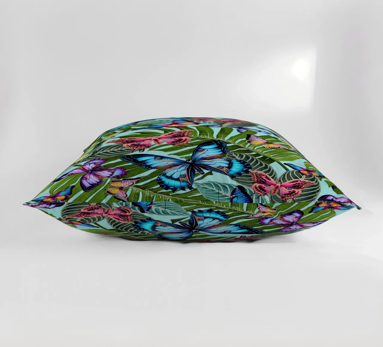 Giungla di farfalle luminose cuscino da Nina May Design Studio