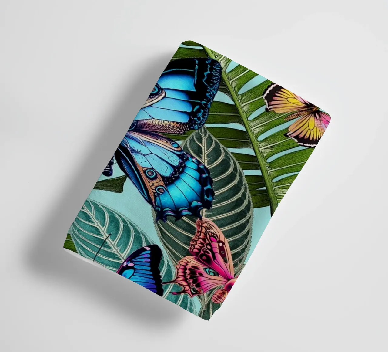 Heller Schmetterlingsdschungel Handtuch von Nina May Design Studio