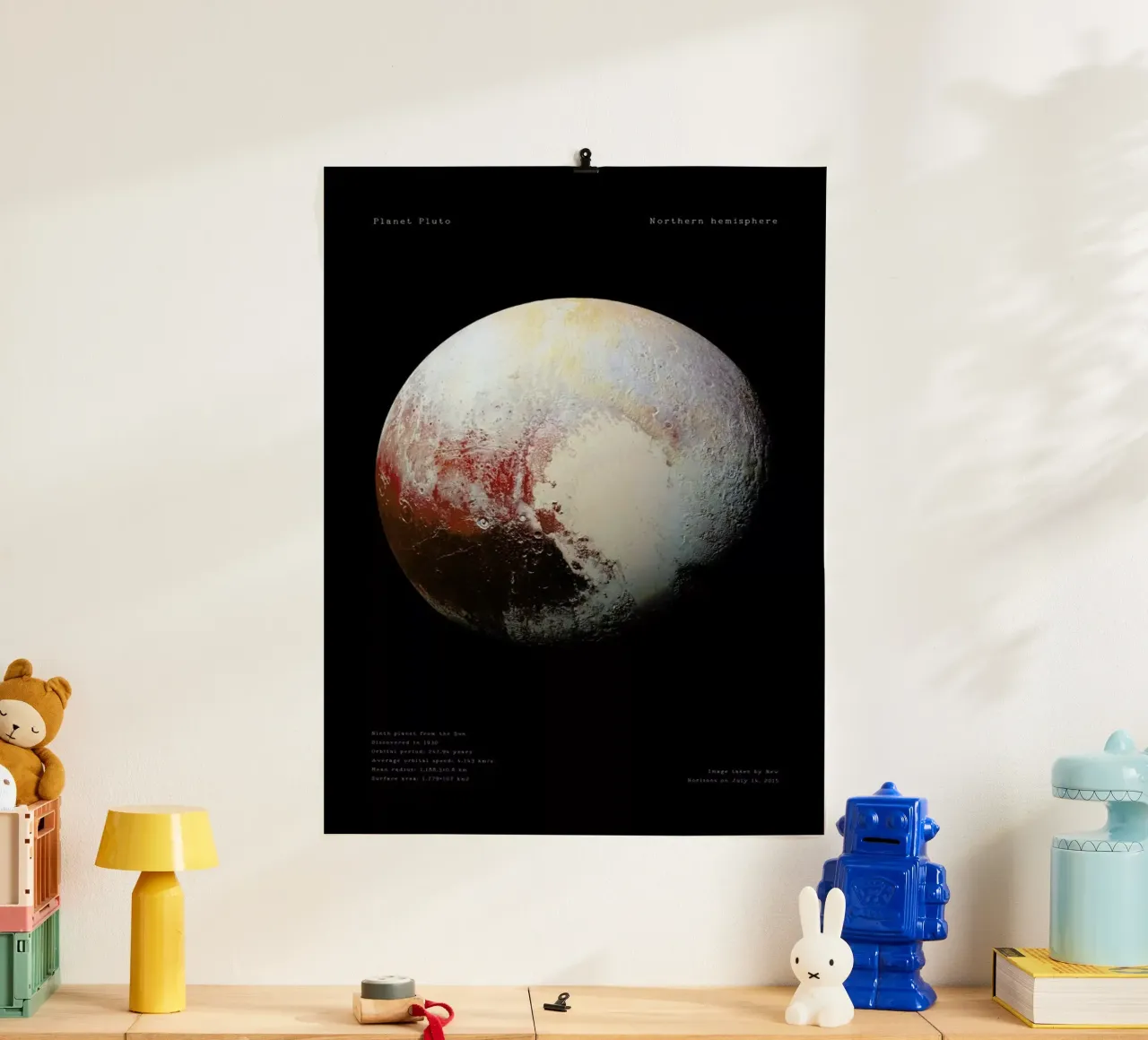 Pluto, NASA poster con telaio in alluminio da Vintage by JUNIQE