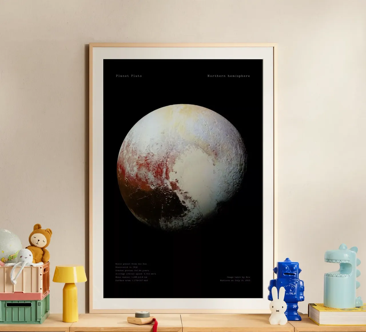 Pluto, NASA poster con telaio in alluminio da Vintage by JUNIQE