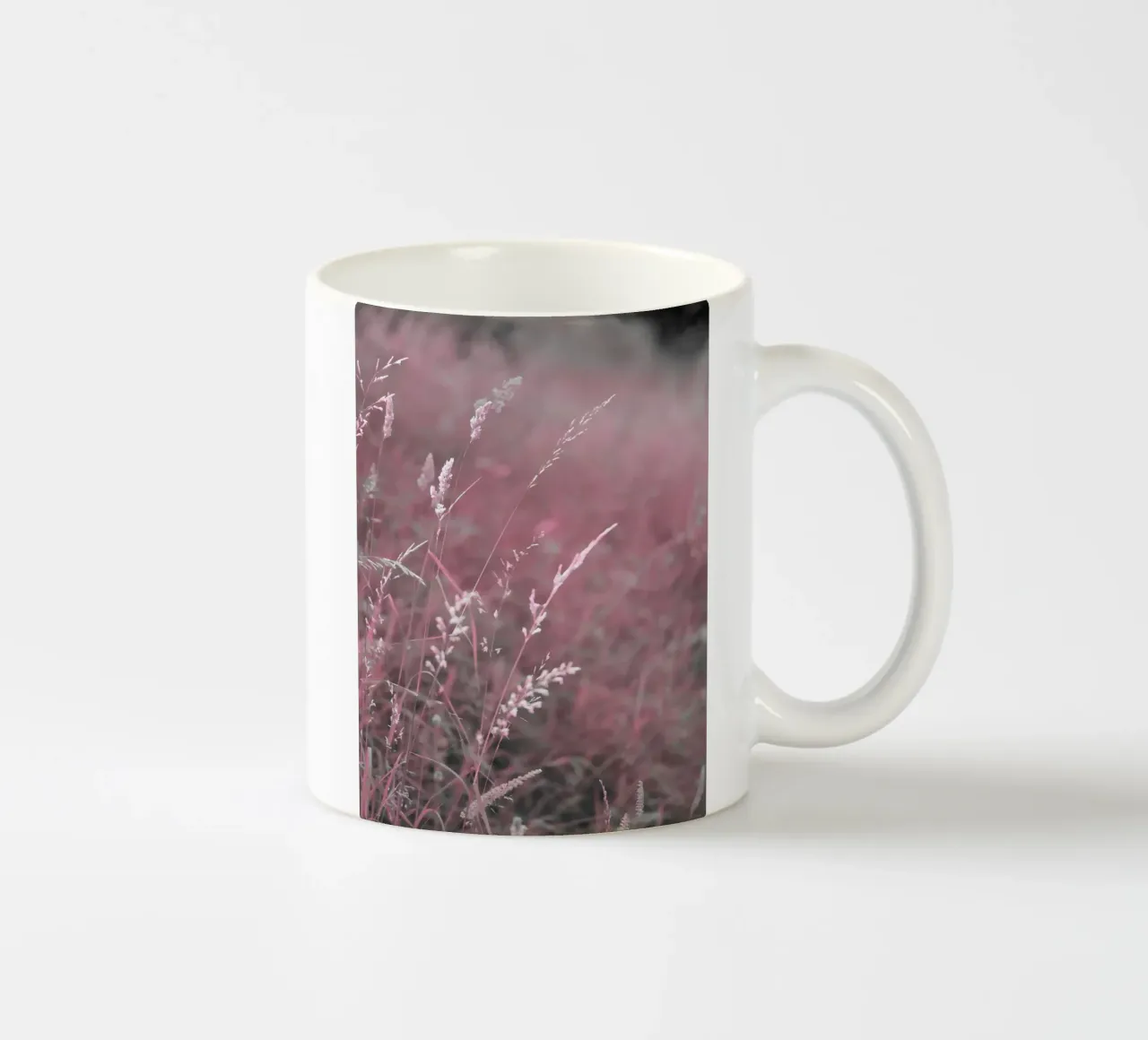 Erbe color pastello su un prato estivo come dipinto a olio tazza in ceramica da Something for you