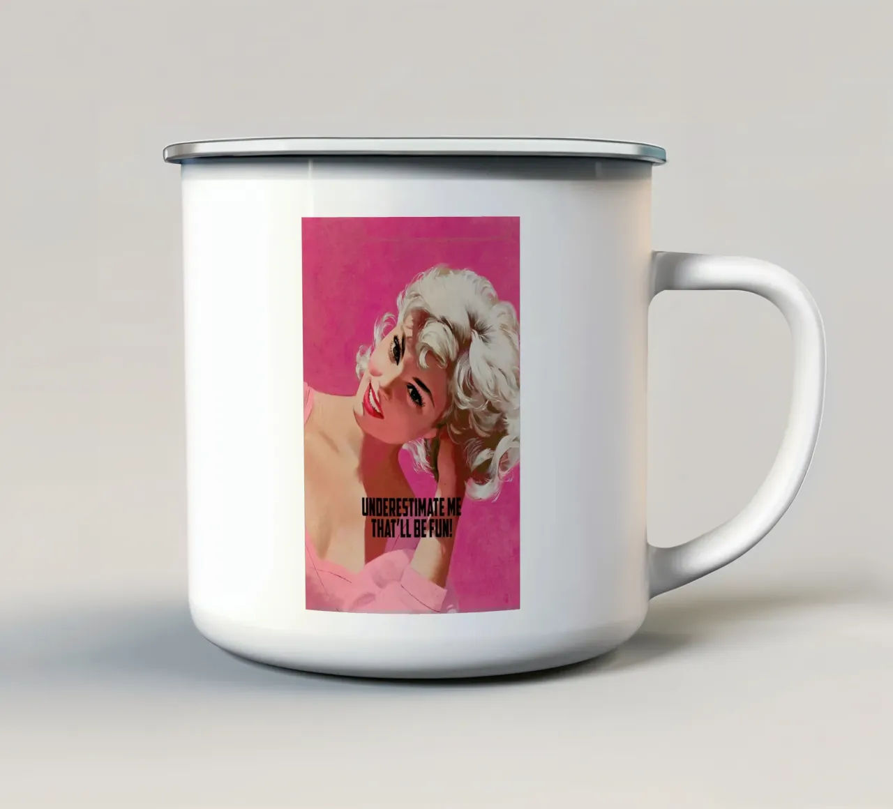 Underestimate Me tazza in smalto da Gallery Print and Art Limited