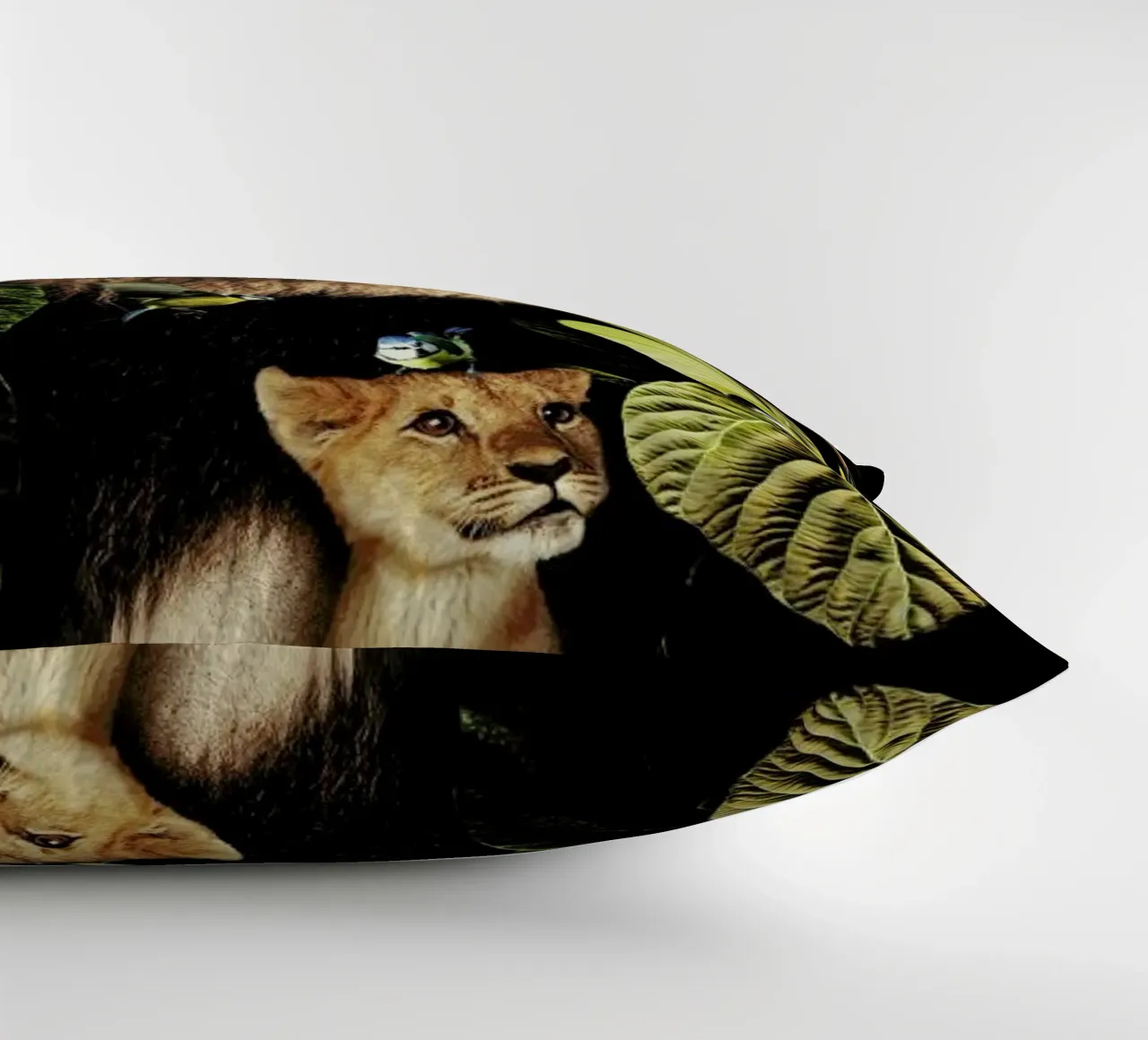 Lion And Cub 2 cuscino da Wouter Rikken